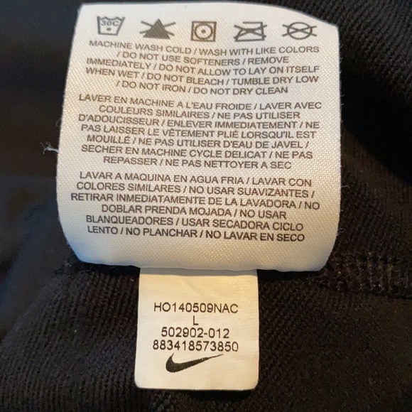 The Nike Sphere Shieldrunner Half Zip Black Pullover Running Top w Thumbholes - Picture 8 of 9